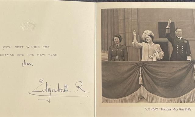 QUEEN ELIZABETH II HAND SIGNED CHRISTMAS CARD, COMES WITH ALL THE AUTHENTIC PAPER WORK