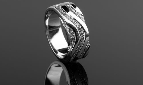 18CT white gold ring with diamond set