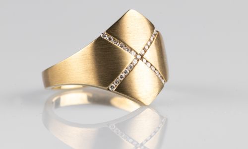 9ct yellow gold diamond shaped ring with cross