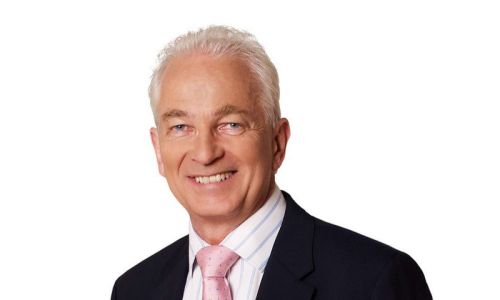 Join David Gower on a Private Chapel Down wine experience
